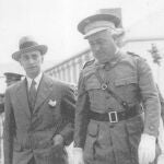 Santiago Casares Quiroga y Yagüe de visita en un acuartelamiento de Ceuta, antes de la Guerra