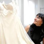 Entre tules. La escritora Irene Villa observa algunos vestidos de novia en la tienda, horas antes de darle el «sí quiero» al argentino Juan Pablo Lauro en una iglesia madrileña