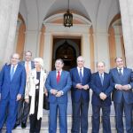 Zoido ejerció ayer de anfitrión en el Ayuntamiento con motivo de la «visita de cortesía» realizada por el presidente del PP-A, Arenas, y los alcaldes populares de más de 100.000 habitantes. El PSOE-A criticó el uso «partidista» del Consistorio y anunció q