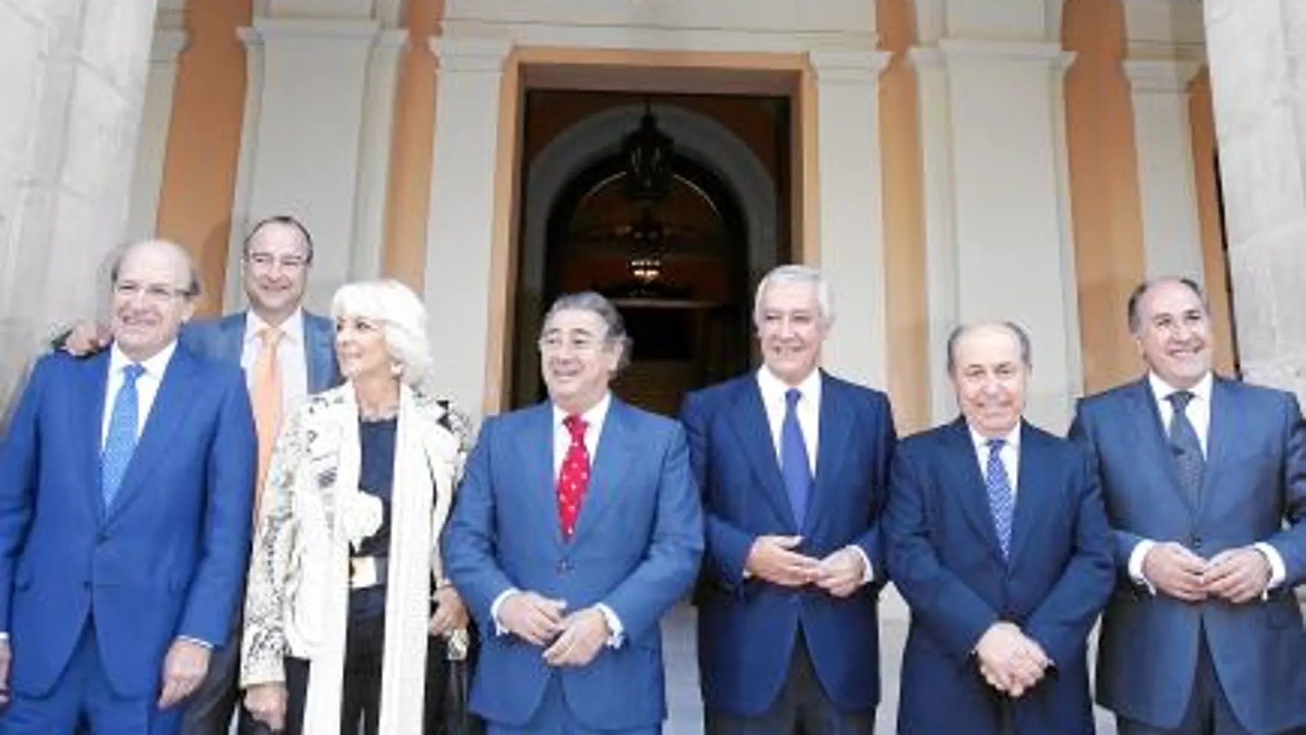 Zoido ejerció ayer de anfitrión en el Ayuntamiento con motivo de la «visita de cortesía» realizada por el presidente del PP-A, Arenas, y los alcaldes populares de más de 100.000 habitantes. El PSOE-A criticó el uso «partidista» del Consistorio y anunció q