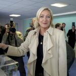 Marine Le Pen en el momento de depositar su voto