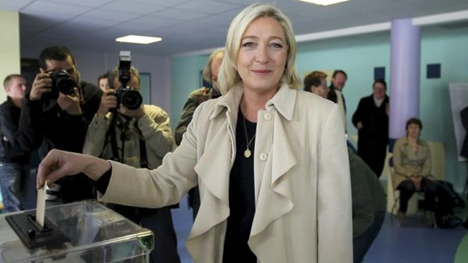 Marine Le Pen en el momento de depositar su voto