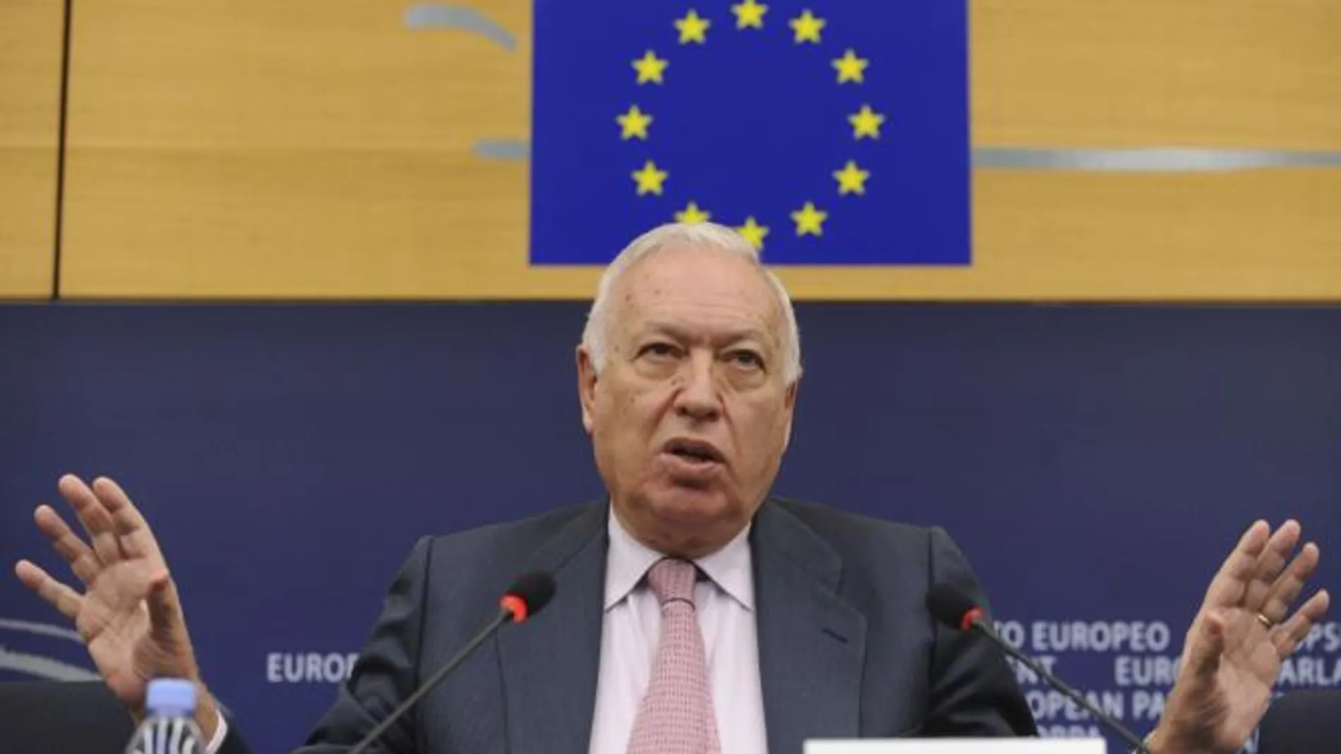 García-Margallo saluda a un eurodiputado británico con un «Gibraltar español»
