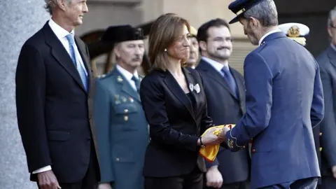 El jefe de Estado Mayor de la Defensa (JEMAD), general José Julio Rodríguez, hace entrega de una bandera de España a la ministra de Defensa saliente, Carme Chacón, durante el acto de toma de posesión del nuevo ministro, Pedro Morenés (i),