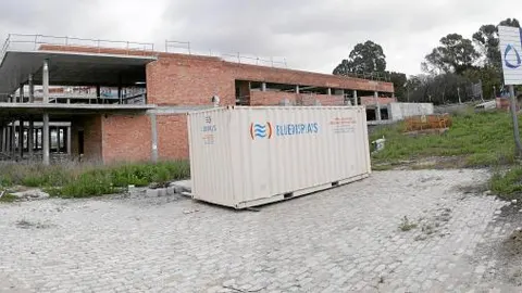 El esqueleto del acuario, ubicado en el Muelle de las Delicias, está «tomado» por la maleza tras varios años sin actividad en su interior