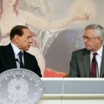 Berlusconi, junto a su ministro de Economía, Giulio Tremonti