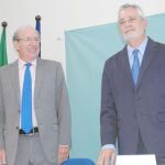 El presidente de la Junta, José Antonio Griñán, ayer con el alcalde de Huelva, Pedro Rodríguez