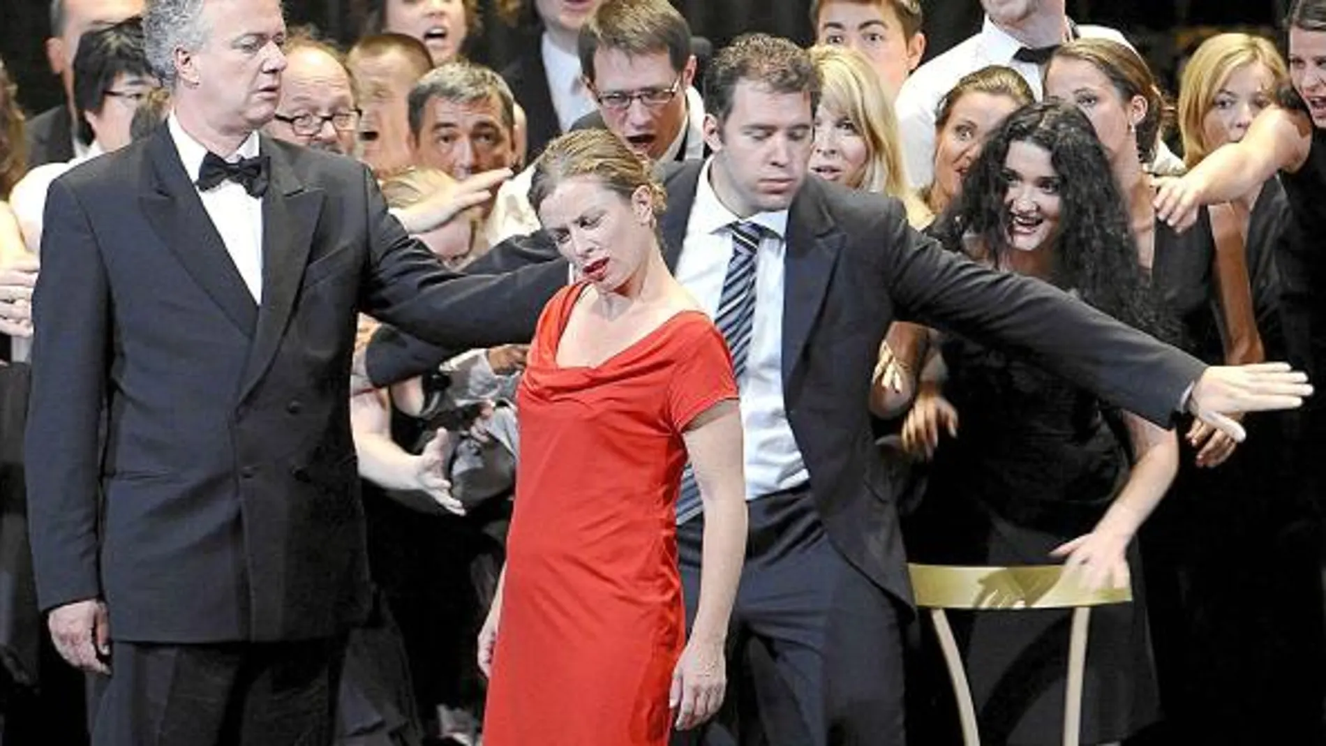 La soprano alemana Christine Schäfer, en el centro de la imagen, durante una interpretación de la obra «Theodora» de Handel, en Salzburgo (Austria) en 2009
