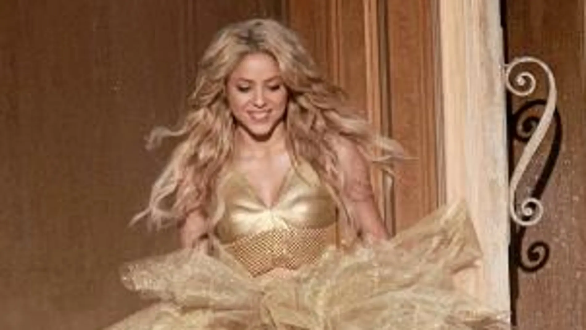Como una princesa: En el anuncio, la colombiana, que viste una falda con numerosas capas de tul dorado, se convierte en una princesa de cuento