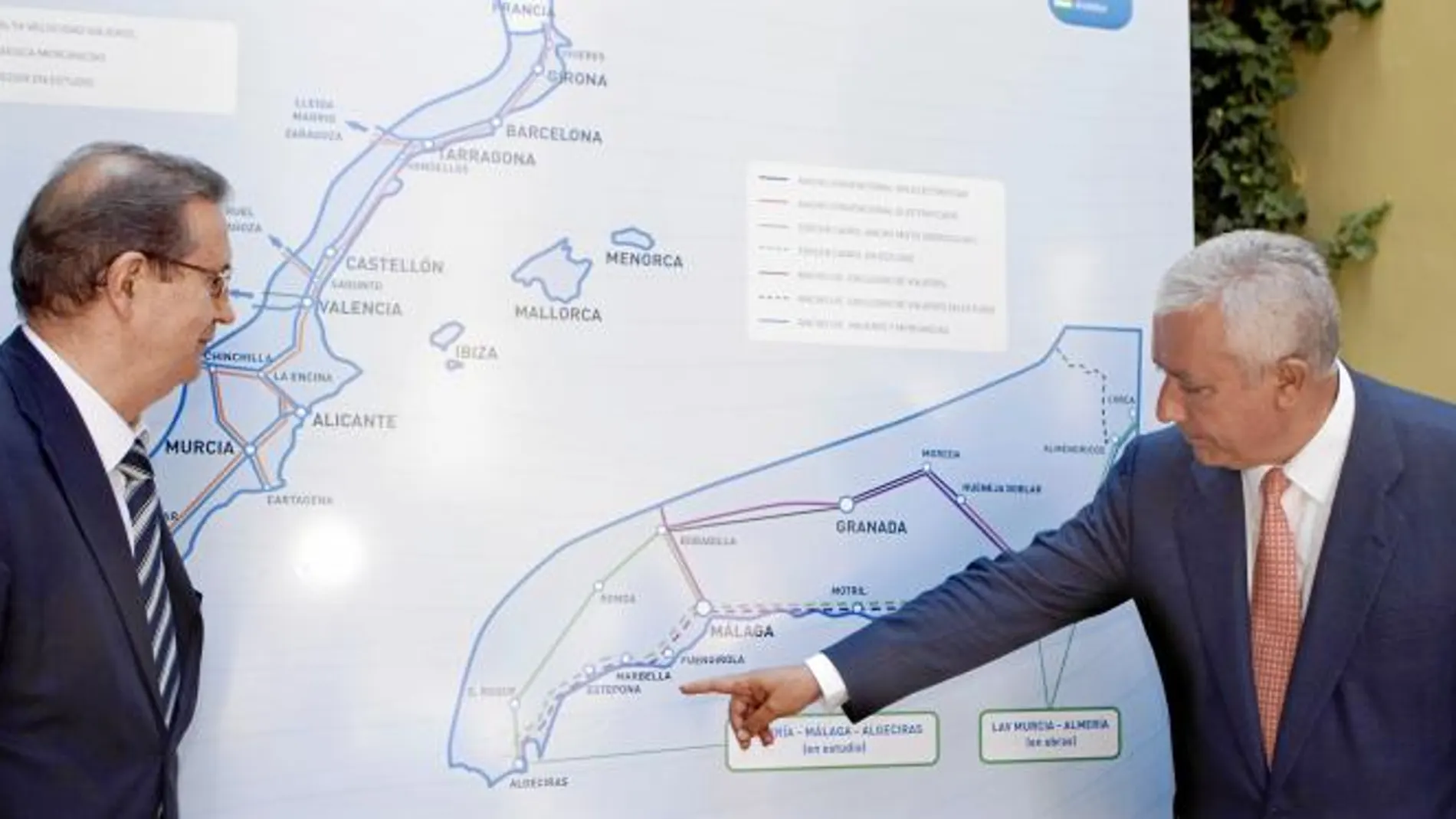 El presidente del PP-A, Javier Arenas, ayer junto a Joan Amorós, muestra el trazado del corredor mediterráneo