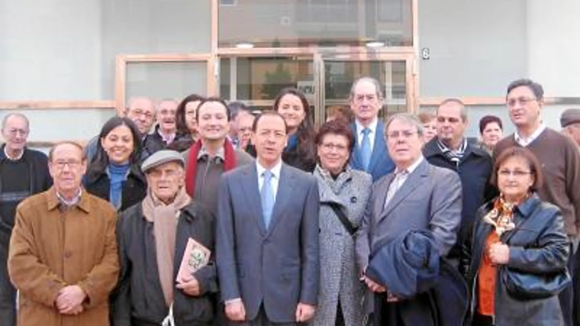 El alcalde de Murcia, Miguel Ángel Cámara (centro), durante la inauguración del espacio dedicado a la lectura