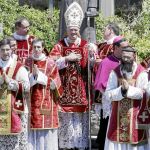 El obispo lefebvriano Bernard Fellay posa con varios sacerdotes y diáconos recién ordenados por él sin permiso de Roma en 2009