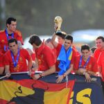 El delantero de la selección española de fútbol, David Villa, sostiene la Copa del Mundo junto a sus compañeros