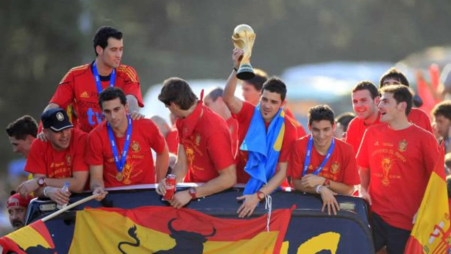 El delantero de la selección española de fútbol, David Villa, sostiene la Copa del Mundo junto a sus compañeros