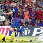 Segundo gol del Barcelona. Remate de Messi, que Cristiano e Iker no pueden evitar