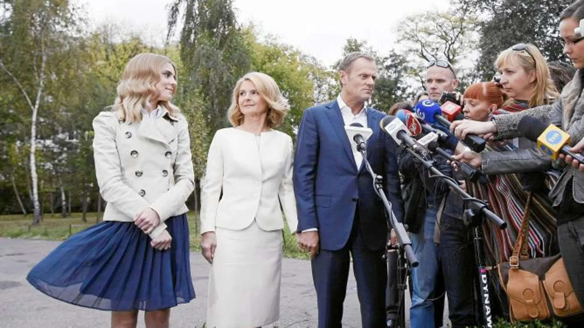 El primer ministro polaco, Donald Tusk, acompañado de su mujer y su hija, atiende a la Prensa tras votar ayer