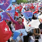 Simpatizantes de Erdogan celebran la victoria electoral del AKP en Ankara