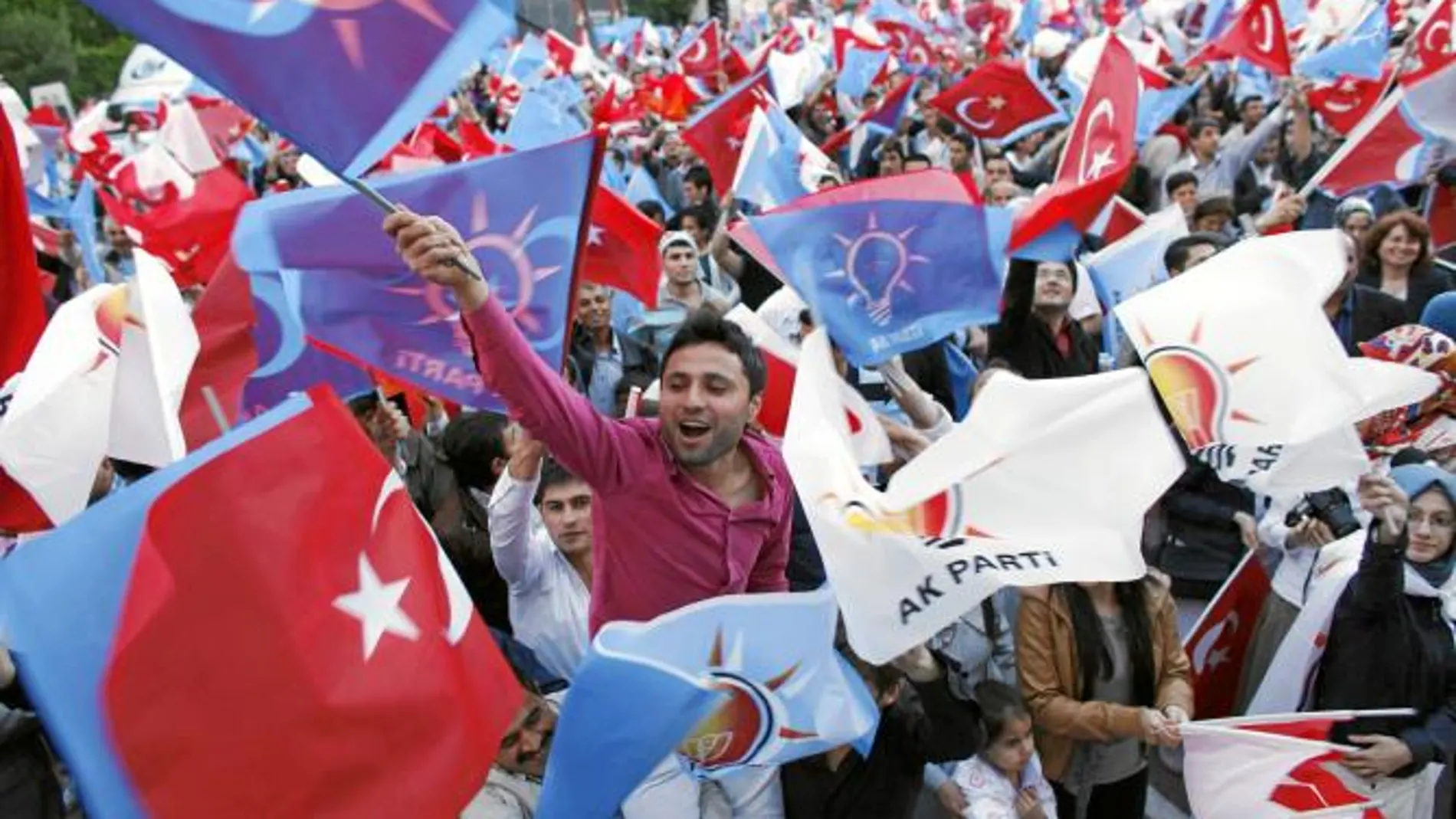 Simpatizantes de Erdogan celebran la victoria electoral del AKP en Ankara