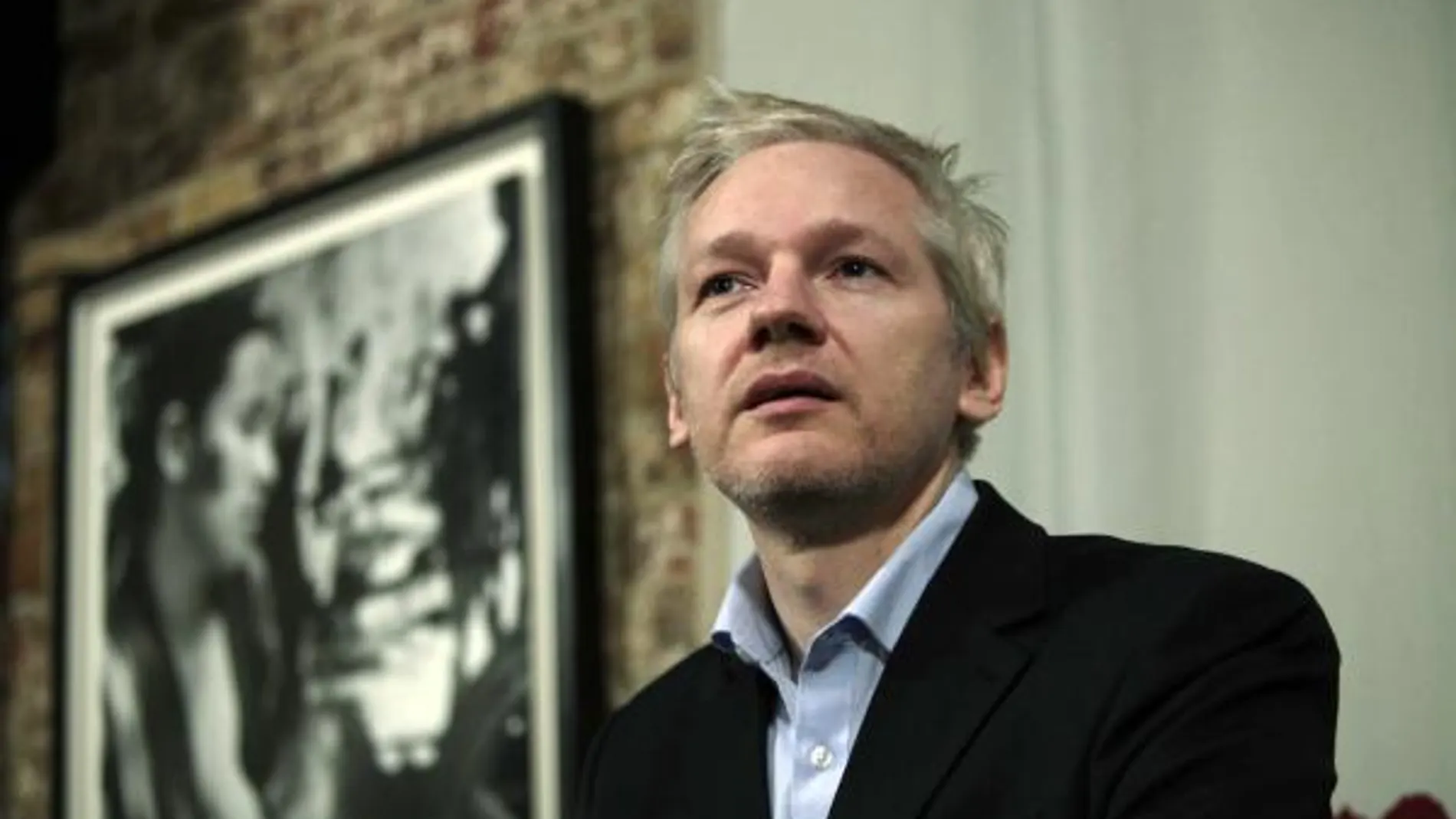Assange recibe discos compactos con detalles bancarios de cuentas de famosos