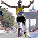 Gebrselassie cruza la meta del maratón de Berlín, en el que superó el récord del mundo