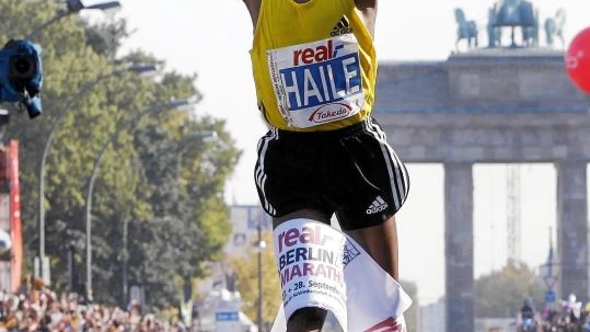Gebrselassie cruza la meta del maratón de Berlín, en el que superó el récord del mundo
