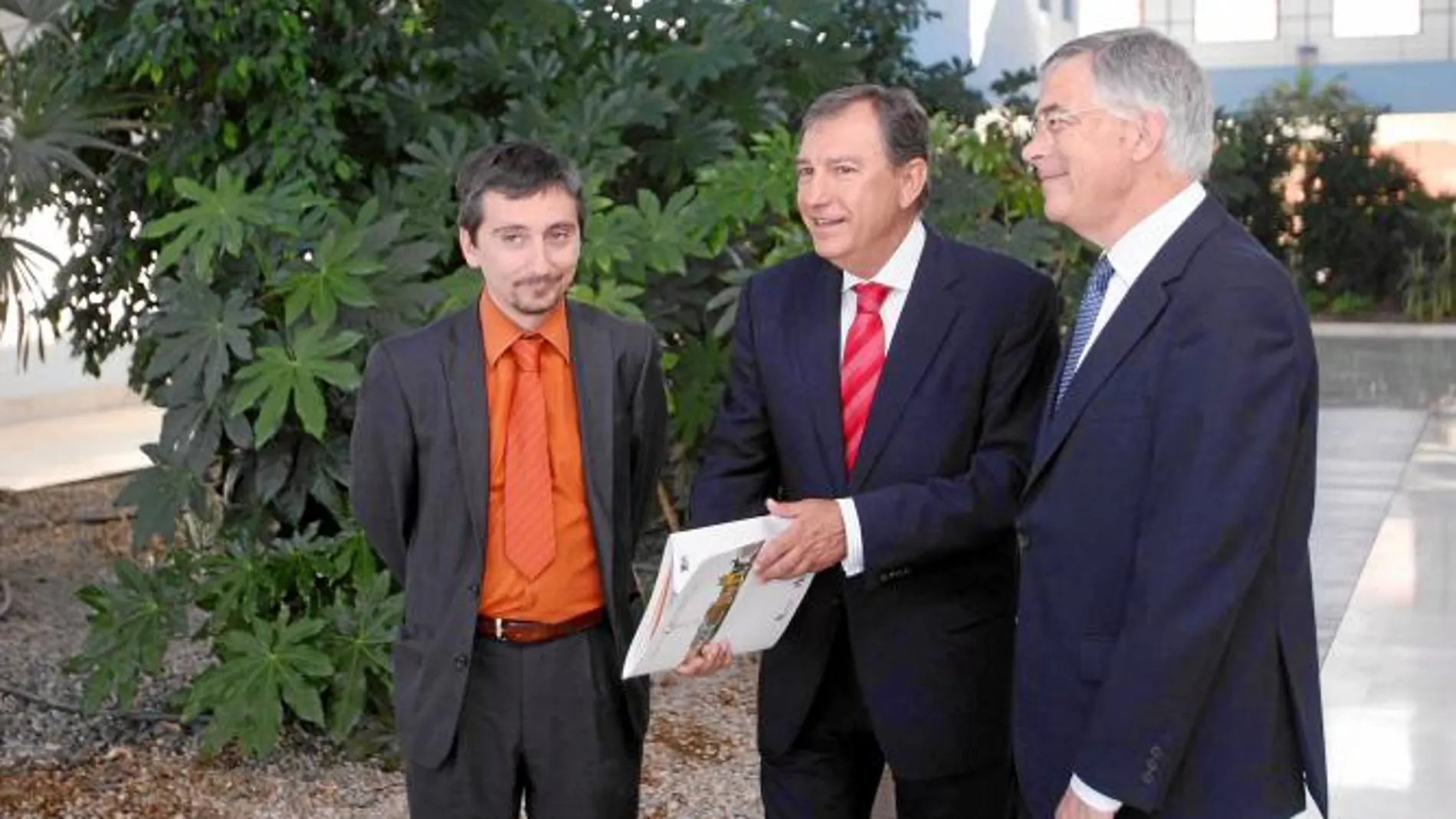 Juan José Mateos, Francisco Michavilla y José María Marbán, momentos antes de presentar el informe