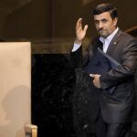 Ahmadineyad saluda tras su internvención en la ONU