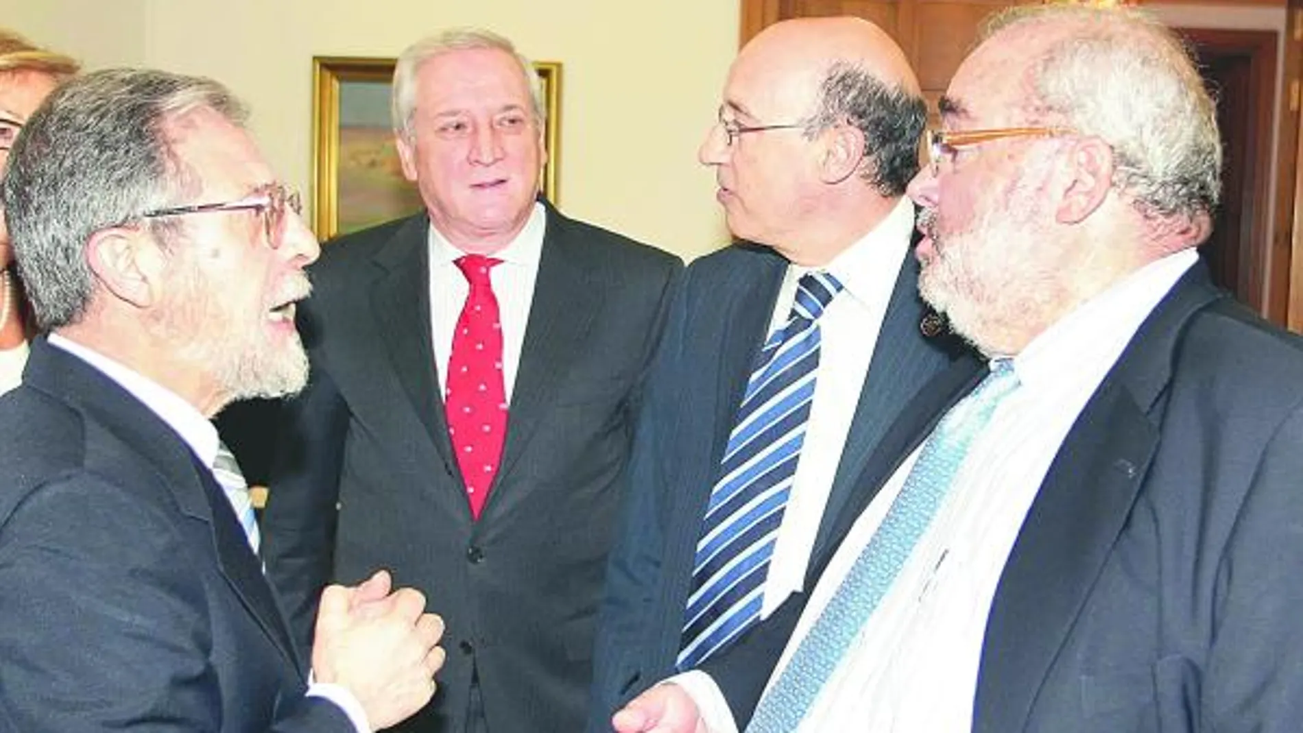 Antonio Miguel Méndez Pozo dialoga con Gómez-Navarro, Gutiérrez-Solana y Sacristán