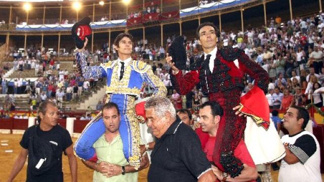 El Cid y Castella, a hombros, ayer en Alicante