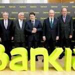 Los presidentes de las siete cajas integrantes de Bankia posaron ayer en el Palau de les Arts junto al logotipo de la nueva entidad