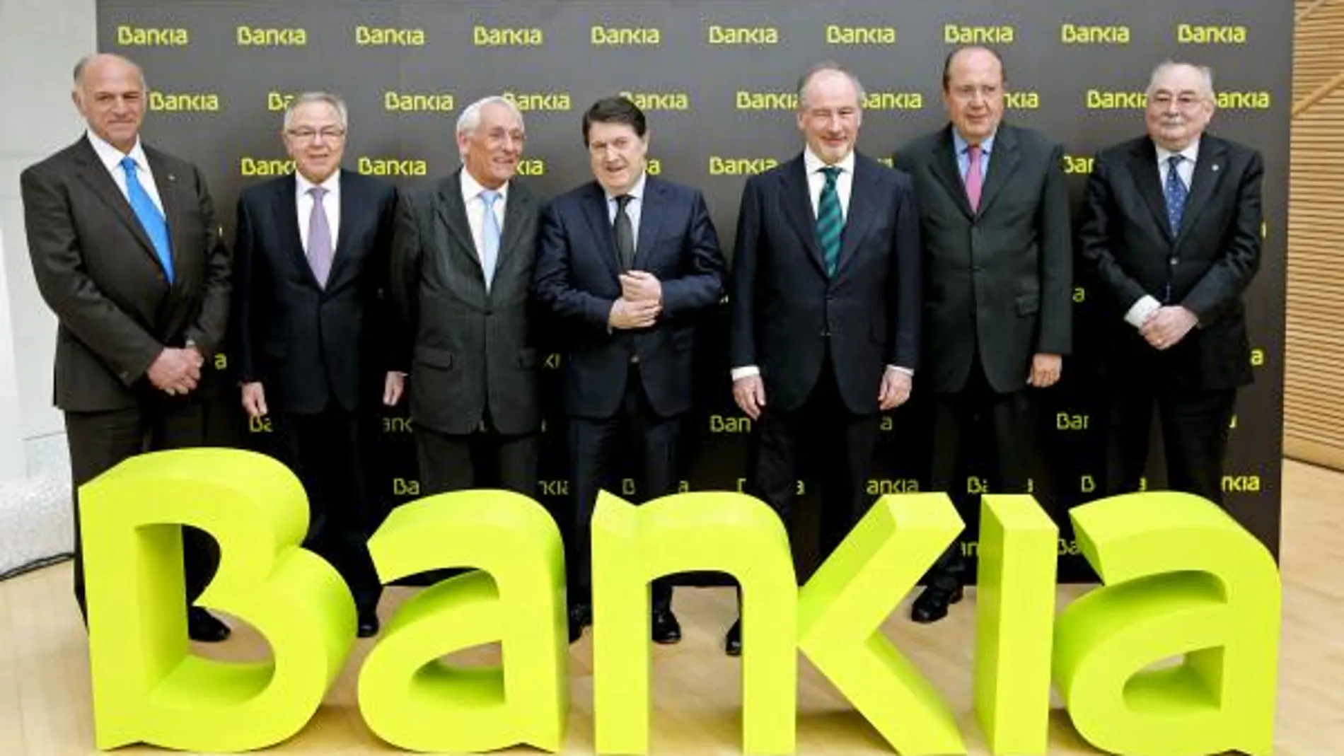 Los presidentes de las siete cajas integrantes de Bankia posaron ayer en el Palau de les Arts junto al logotipo de la nueva entidad