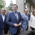 Rajoy, con Javier Arenas Ana Mato y el presidente de la Diputación de Pontevedra, Rafael Louzán, ayer en Vigo