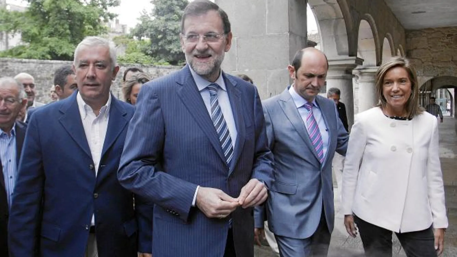 Rajoy, con Javier Arenas Ana Mato y el presidente de la Diputación de Pontevedra, Rafael Louzán, ayer en Vigo