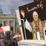 Para dar la bienvenida al Pontífice, el diario berlinés «Bild» ha desplegado en su sede este enorme cartel recordando su portada del día de su elección, con el titular «Somos Papa»