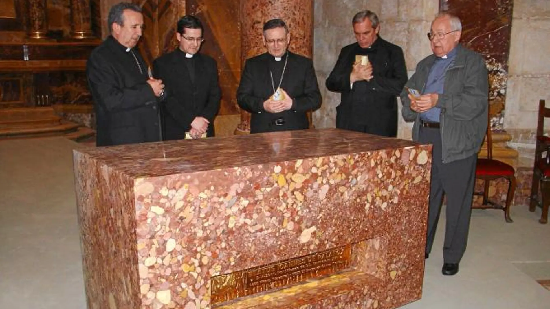 Angelo Amato, Gerardo Melgar, Gabriel Á. Rodríguez, Ildefonso Moriones y Claudio Iobine, en la capilla de Palafox