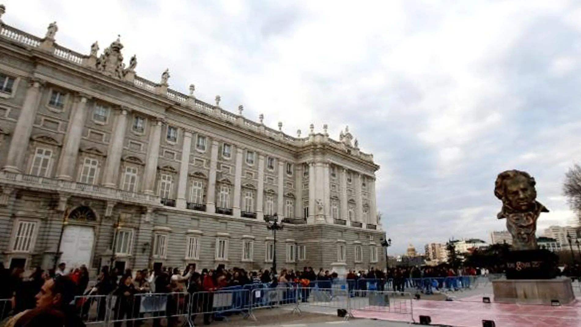 Se ha erigido una escultura de un Goya de 7 metros de altura en la plaza de Oriente