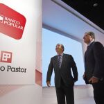 Ángel Ron y José María Arias presentaron ayer la operación de fusión que reportará sinergias por importe de 800 millones de euros