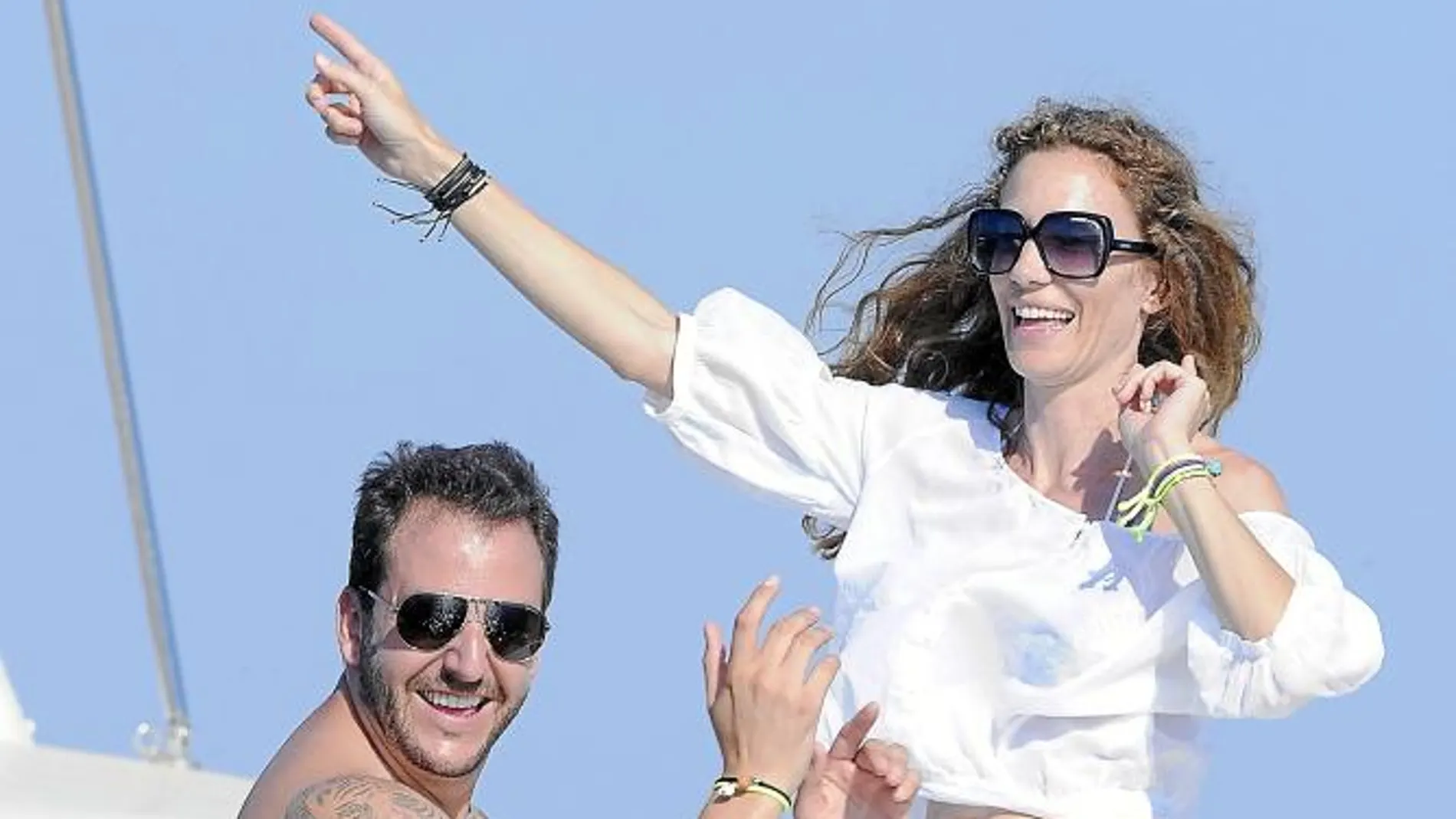 Borja Thyssen y Blanca Cuesta se lo pasan bomba en sus vacaciones ibicencas