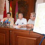 El consejero de Agricultura y Agua, Antonio Cerdá (izquierda), junto al alcalde de Lorca, Francisco Jódar, durante la presentación del Plan Integral de Saneamiento de la ciudad de Lorca