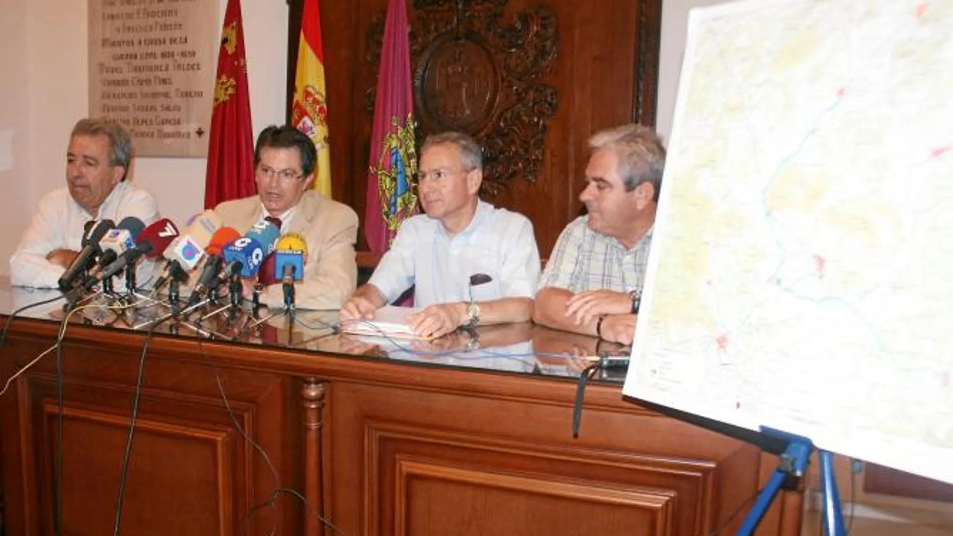 El consejero de Agricultura y Agua, Antonio Cerdá (izquierda), junto al alcalde de Lorca, Francisco Jódar, durante la presentación del Plan Integral de Saneamiento de la ciudad de Lorca