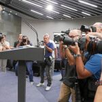La vicepresidenta Elena Salgado se dirige a los medios