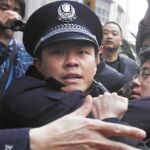 La Policía arresta a un hombre durante las manifestaciones en el centro de Shanghái, ayer