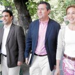 Juan Espadas llega a la sede del PSOE acompañado por Alberto Moriña y Susana López