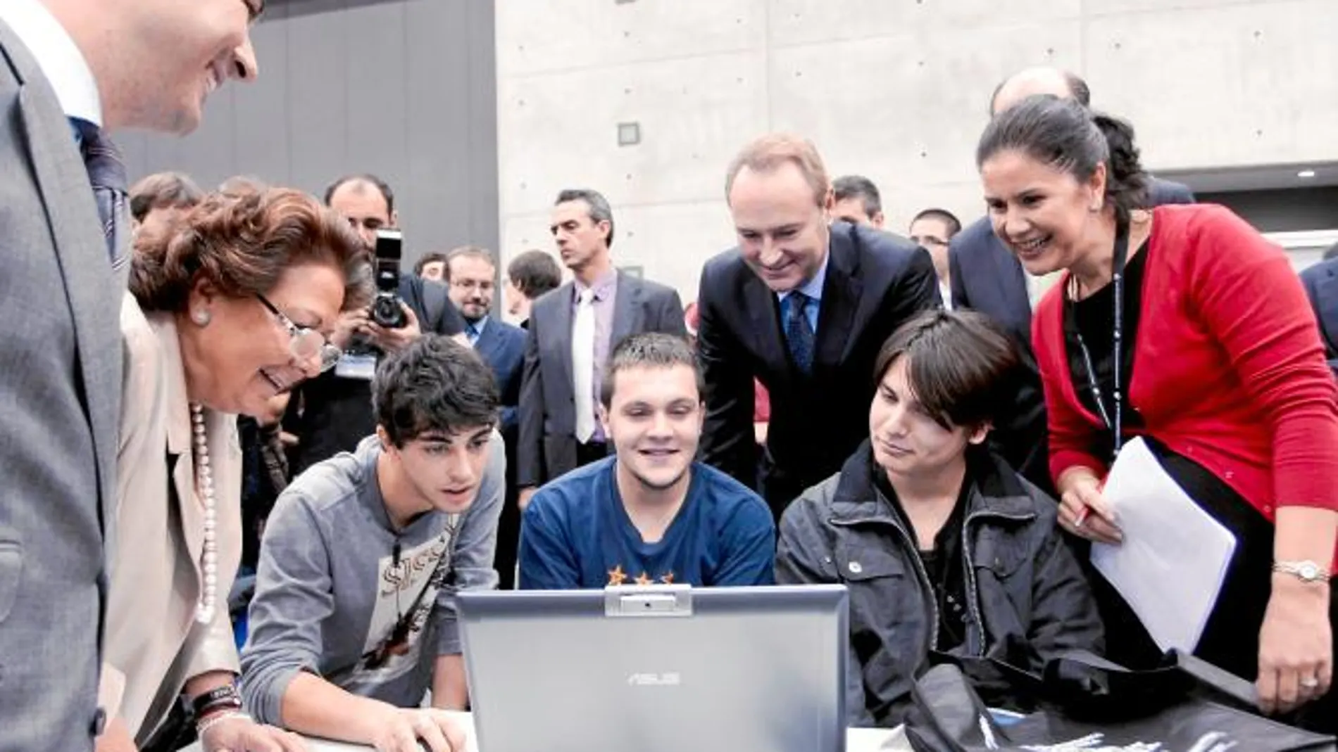 Alberto Fabra y Rita Barberá acudieron a la Feria dedicada al día de los emprendedores
