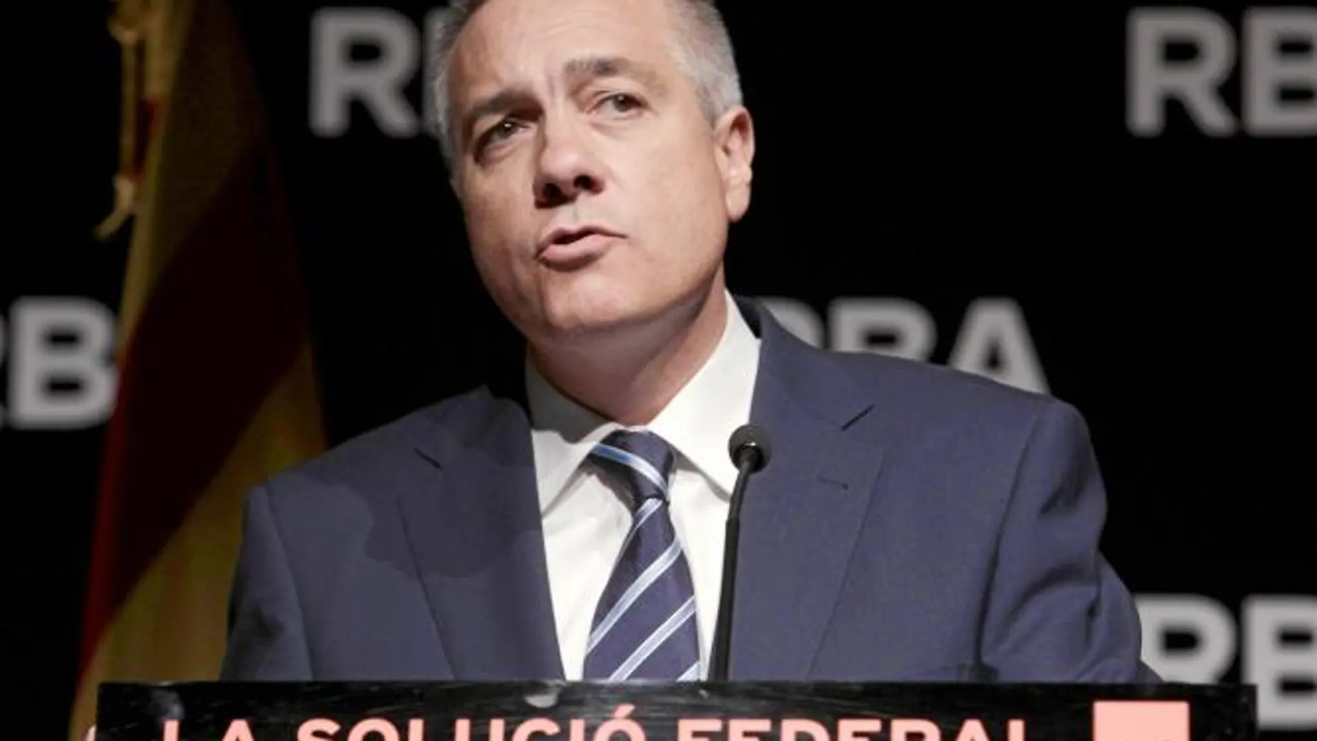 Navarro apostó por el referéndum en una conferencia que ofreció por la tarde en Barcelona rodeado de cargos socialistas
