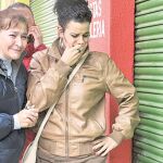 Vecinas del barrio de La Chana lloran en la puerta de la frutería donde fue hallado el cadáver
