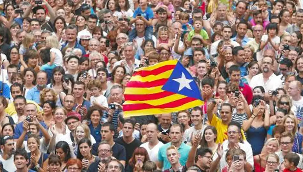 Banderas independentistas entre el público que ayer se reunió en la plaza Sant Jaume con motivo de la jornada «castellera» de las fiestas de la Mercè
