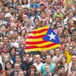 Banderas independentistas entre el público que ayer se reunió en la plaza Sant Jaume con motivo de la jornada «castellera» de las fiestas de la Mercè