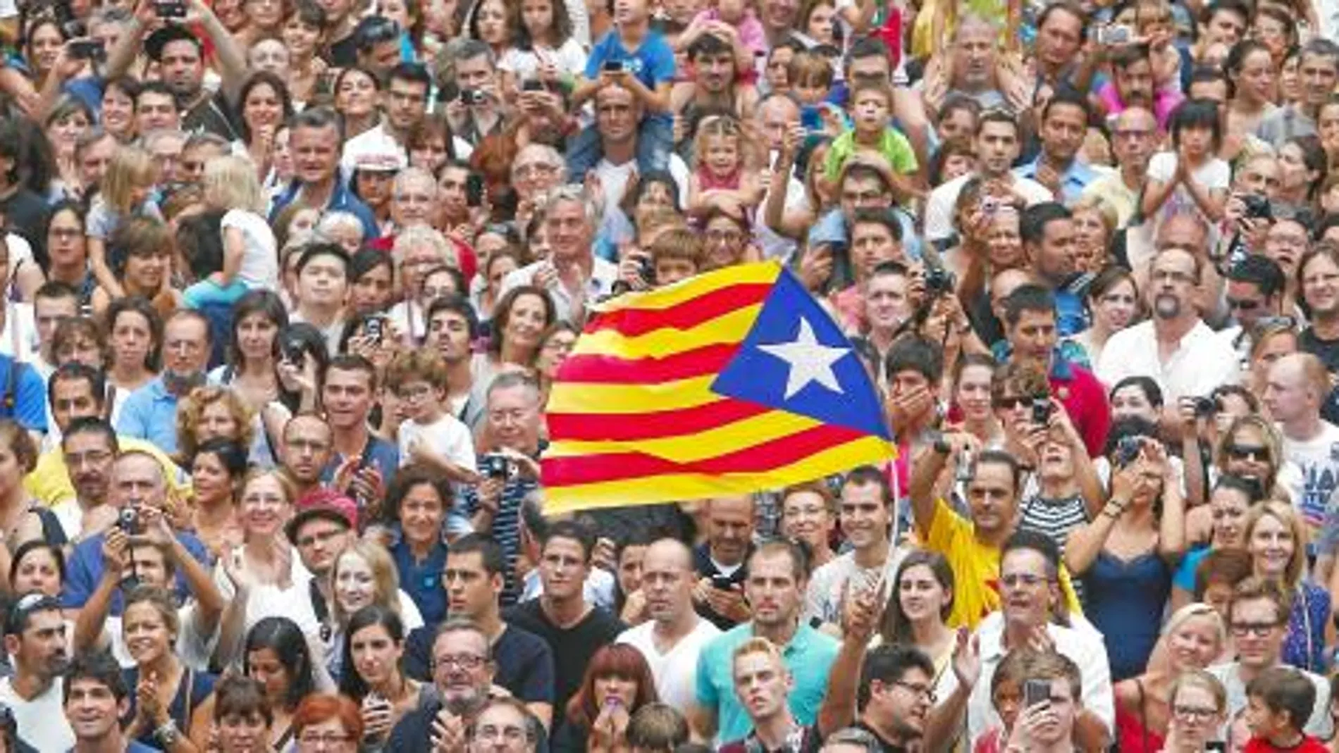 Banderas independentistas entre el público que ayer se reunió en la plaza Sant Jaume con motivo de la jornada «castellera» de las fiestas de la Mercè