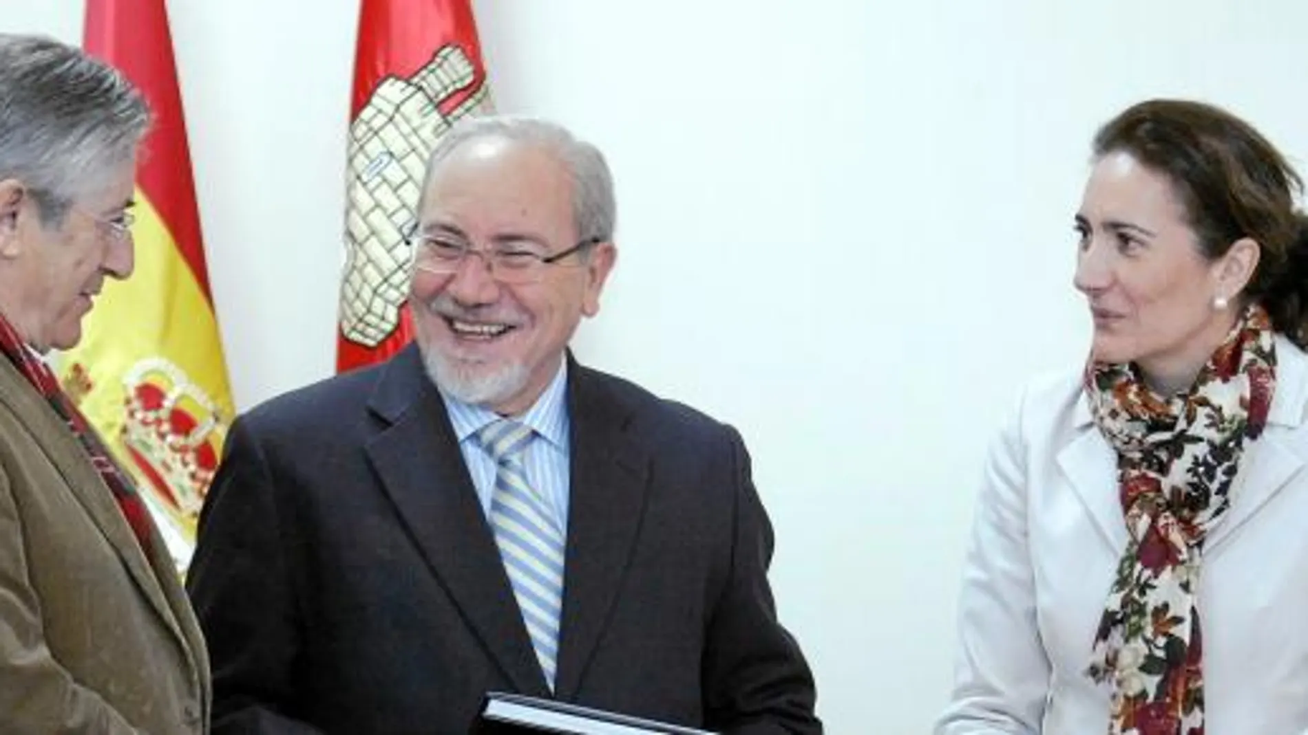 La presidenta de las Cortes de Castilla y León, María Josefa García Cirac, dialoga con los patronos de la Fundación Villalar, José Valín y Antonio Herreros